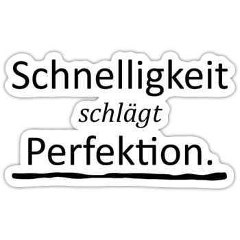Schnelligkeit schlägt Perfektion - Sticker Größe S (10 x 10 cm) - Mattweiß - Vorne