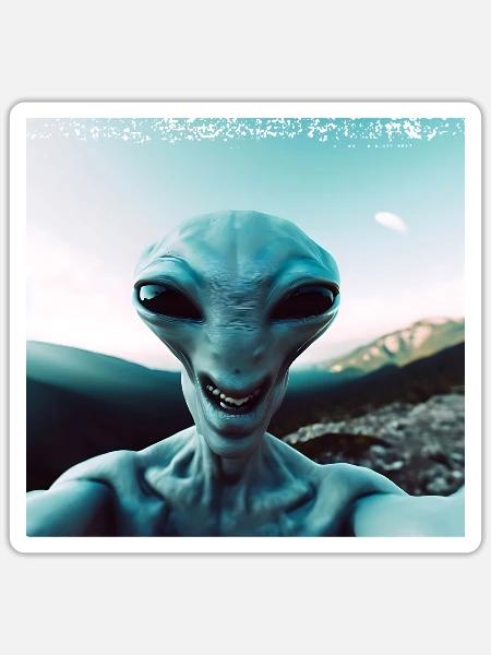 Alien Selfie in den Bergen - Sticker Größe S (10 x 10 cm) - Mattweiß