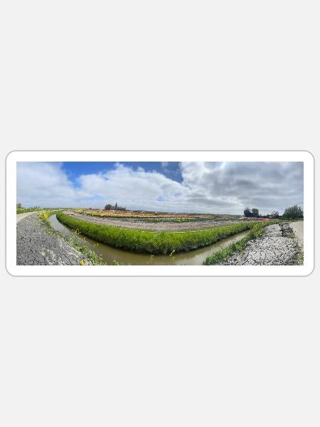Panoramafeld mit Graben und Blumen - Sticker Größe S (10 x 10 cm) - Mattweiß