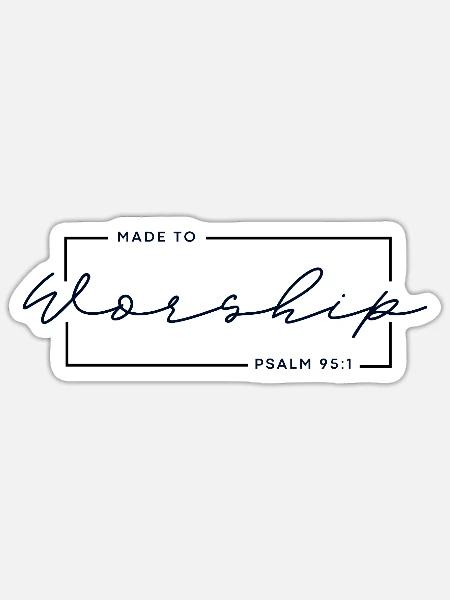 🙏Zum Gottesdienst gemacht – Psalm 95,1 Christliches T-Shirt - Sticker Größe S (10 x 10 cm) - Mattweiß