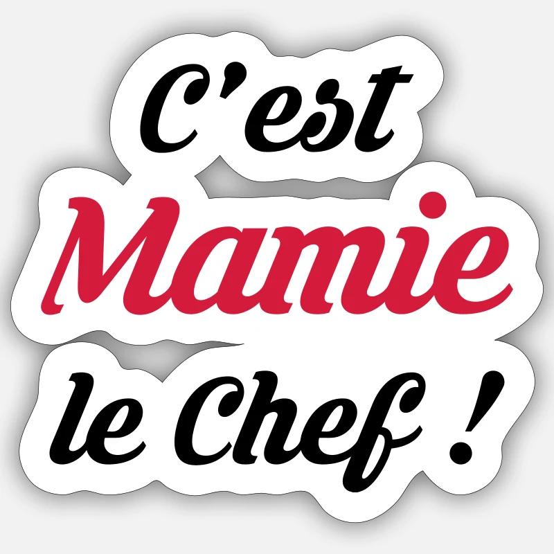 C'est Mamie le Chef ! Mamt Naissance Bébé Enfant - Sticker taille S (10 x 10 cm) - blanc mat