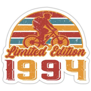 Fahrrad Mountainbike Radfahrerin Geburtstag 1994 - Sticker Größe S (10 x 10 cm) - Mattweiß - Vorne