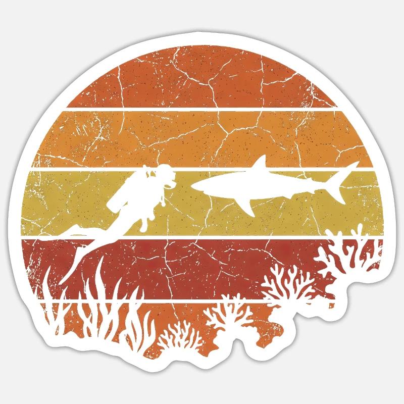 Plongeur et requin avec un coucher de soleil rétro - Sticker taille S (10 x 10 cm) - blanc mat