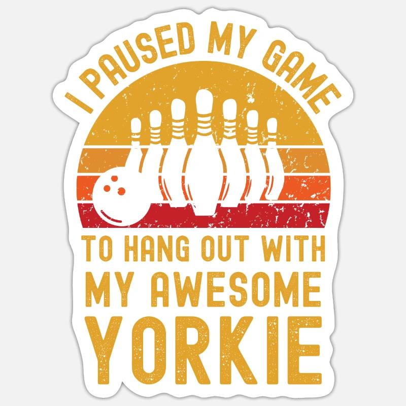 Bowling et Yorkshire Terriers - Sticker taille S (10 x 10 cm) - blanc mat