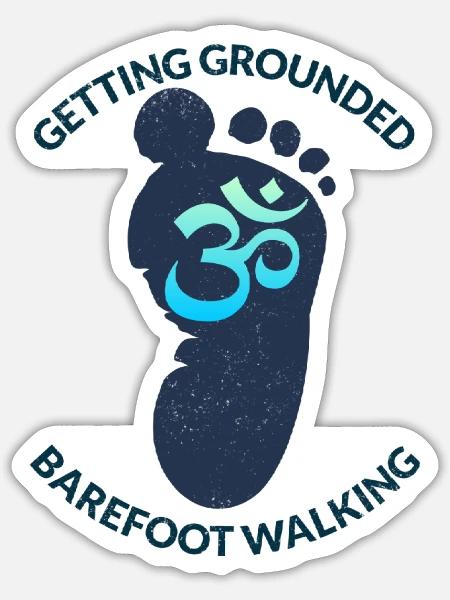 Barfuß-Walking-Design mit einem Aum-Schild. - Sticker Größe S (10 x 10 cm) - Mattweiß