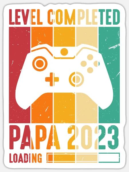 Level Completed Papa 2023 Loading Gamer Papa - Sticker Größe S (10 x 10 cm) - Mattweiß