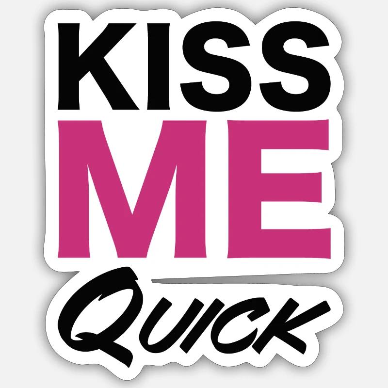 Conception de typographie rapide Kiss Me Sticker taille S (10 x 10 cm)