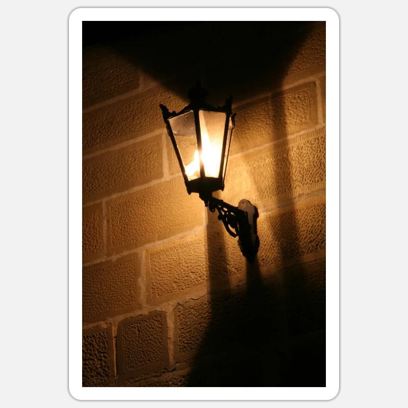 Lanterne nocturne sur mur de briques - Sticker taille S (10 x 10 cm) - blanc mat