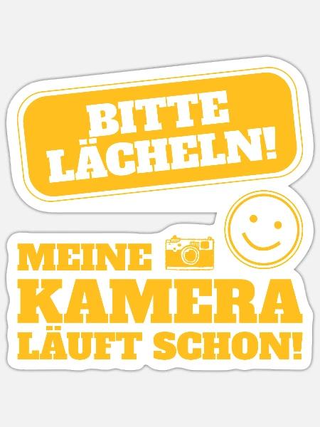 Fürs Auto! Bitte lächeln meine Kamera läuft schon! - Sticker Größe S (10 x 10 cm) - Mattweiß