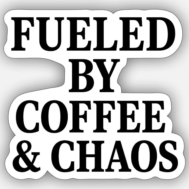 ALIMENTÉ PAR LE CAFÉ ET LE CHAOS Sticker taille S (10 x 10 cm)