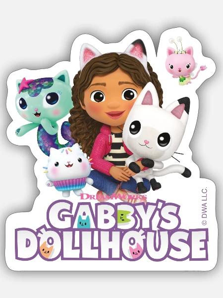 Gabby's Dollhouse Gabby Mit Ihren Freunden - Sticker Größe S (10 x 10 cm) - Mattweiß