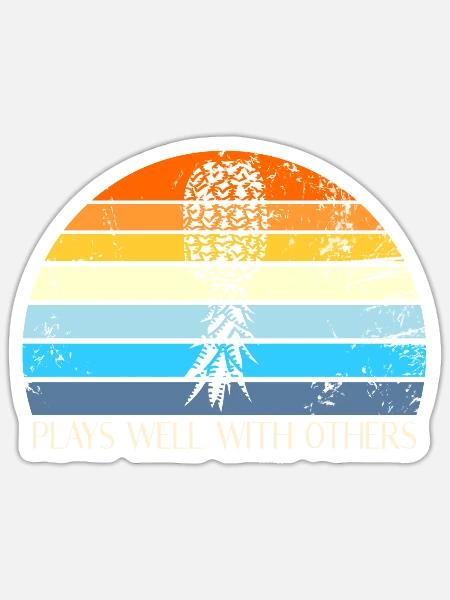 Spielt gut mit anderen auf dem Kopf der Ananasspie - Sticker Größe S (10 x 10 cm) - Mattweiß