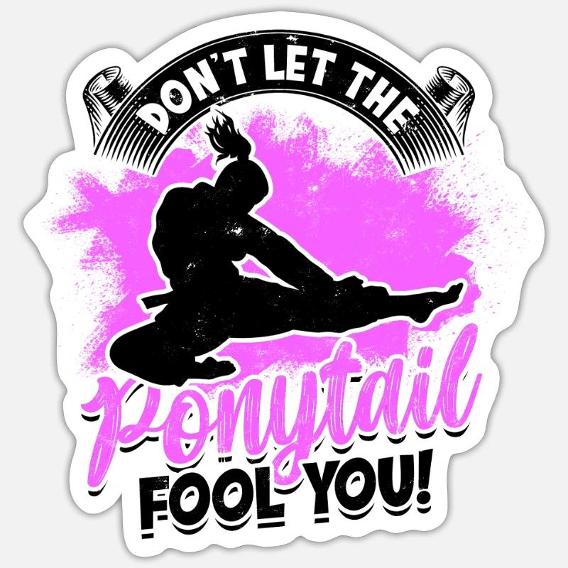 Ne laissez pas la queue de cheval vous tromper - taekwondo Sticker taille S (10 x 10 cm)