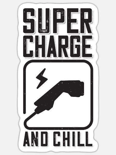 Supercharge And Chill - für Elektro Auto Fans - Sticker Größe S (10 x 10 cm) - Mattweiß