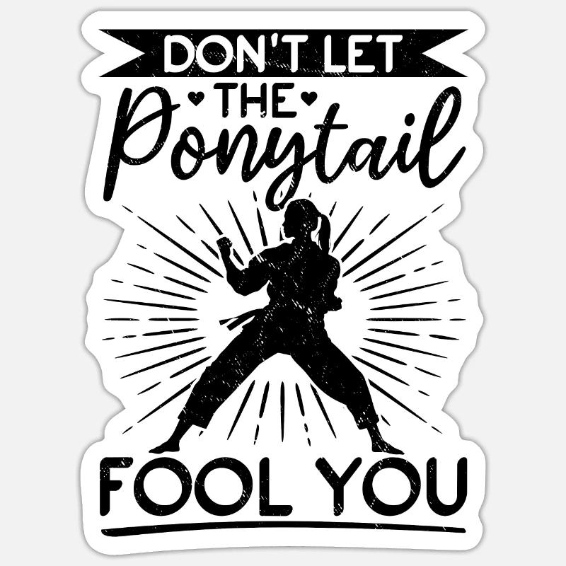 Ne laissez pas la queue de cheval vous tromper - Muay Thai drôle Sticker taille S (10 x 10 cm)