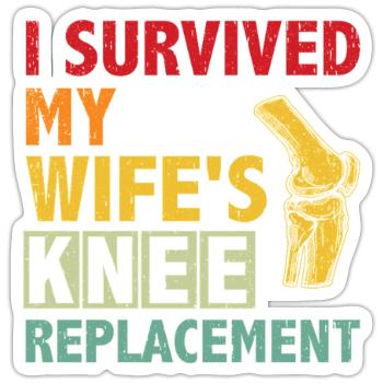 Ich überlebte die Knie-OP meiner Frau - Sticker Größe S (10 x 10 cm) - Mattweiß - Vorne