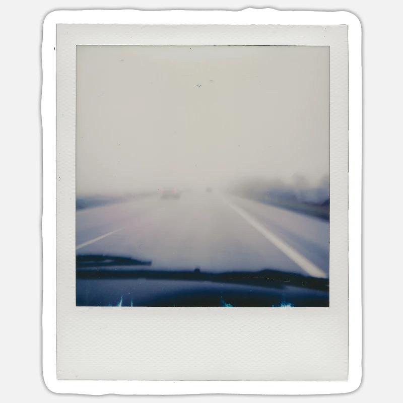 Autoroute brumeuse Sticker taille S (10 x 10 cm)