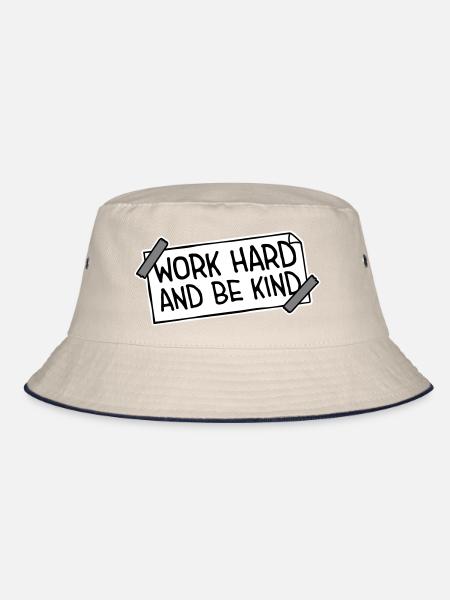 Work Hard And Be Kind Inspirierend Fleiß Güte Logo - Bucket Hat - Natur/Navy - Vorne