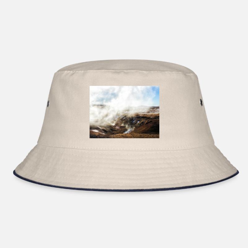 Wunderschöne, neblige Landschaft Bucket Hat
