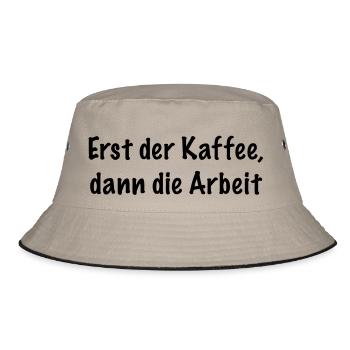 Erst der Kaffee, dann die Arbeit - Bucket Hat - Khaki/Schwarz - Vorne