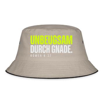 Unbeugsam durch Gnade – Römer 8,37 - Bucket Hat - Khaki/Schwarz - Vorne