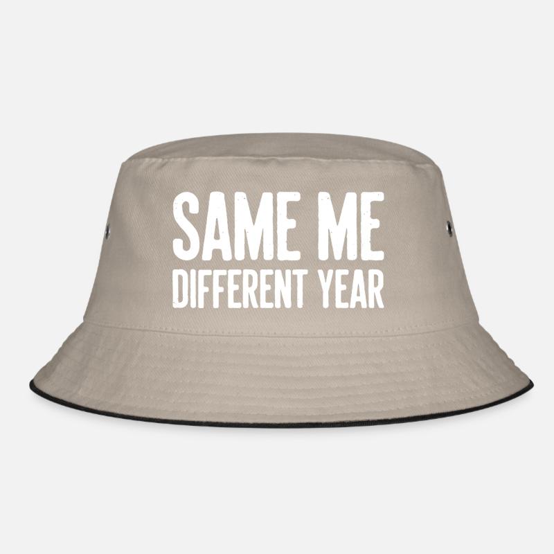 Same Me Different Year Humorvoller Slogan Bucket Hat