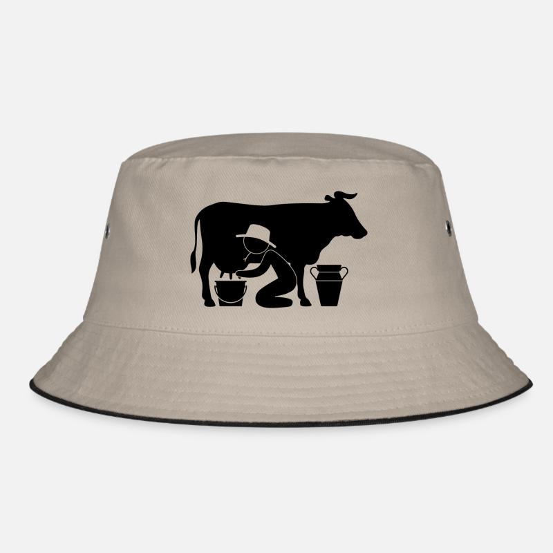 Bauer beim Melken einer Kuh Bucket Hat