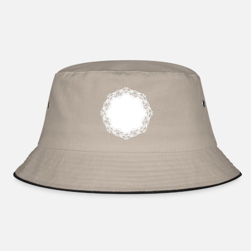 Dentelle de gâteau blanc en filigrane comme décoration Bob