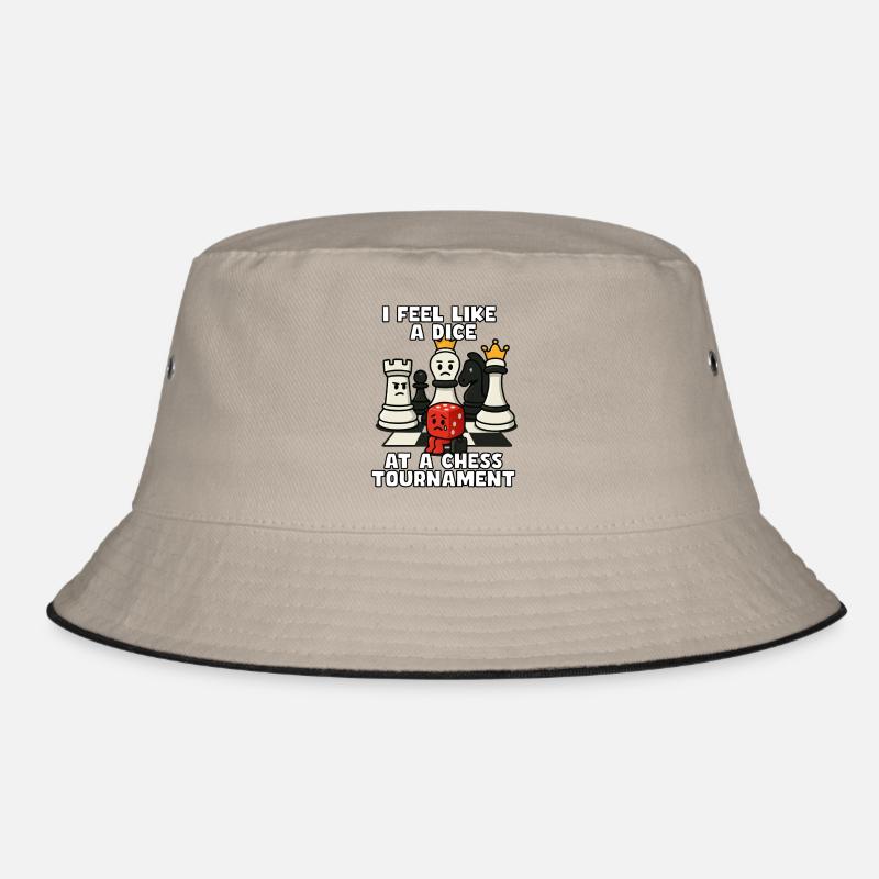 Ein Würfel bei einem Schachturnier Bucket Hat
