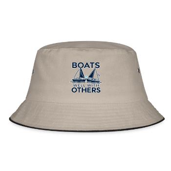 Boote gut mit anderen | Zeilen & Humor - Bucket Hat - Khaki/Schwarz - Vorne