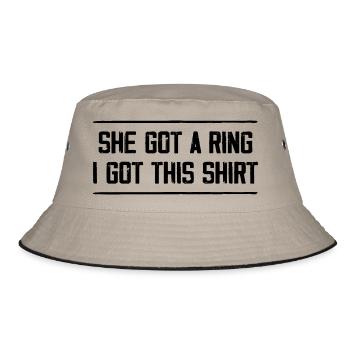 Sie Got A Ring Ich Hab Dieses Shirt | Verlobungsfeier - Bucket Hat - Khaki/Schwarz - Vorne