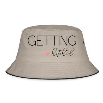 Getting Hitched! Personalisierbar - Bucket Hat - Khaki/Schwarz - Vorne