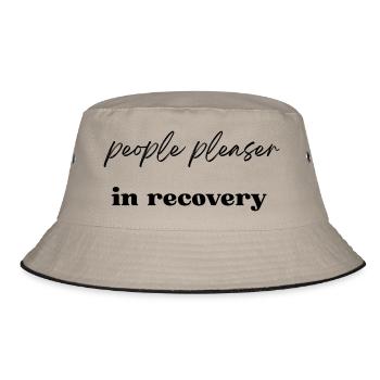 People pleaser in recovery - Bucket Hat - khaki/black - Front