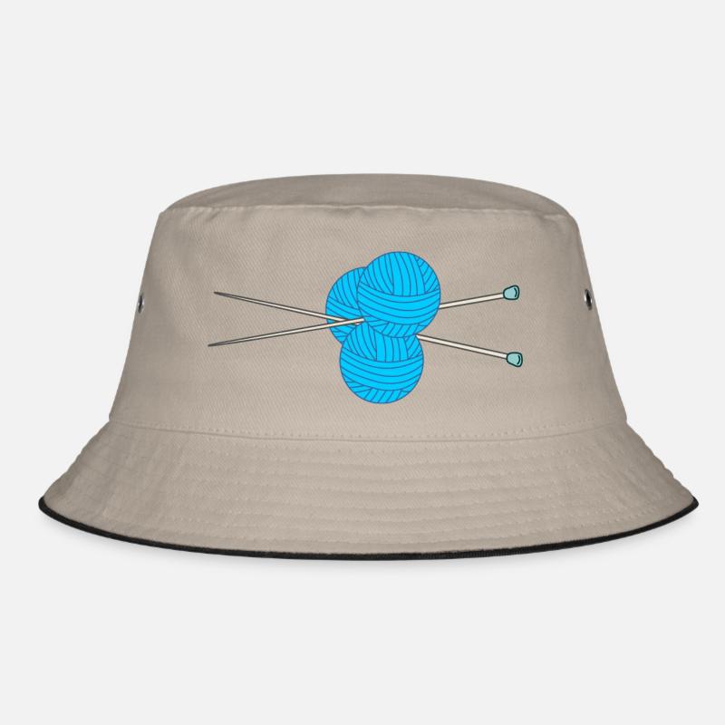 Drei Bälle aus blauer Wolle mit zwei Strick Bucket Hat