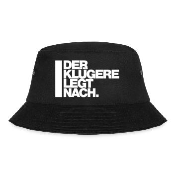 DER KLÜGERE LEGT NACH. - Bucket Hat - Schwarz - Vorne - Lela (165cm)