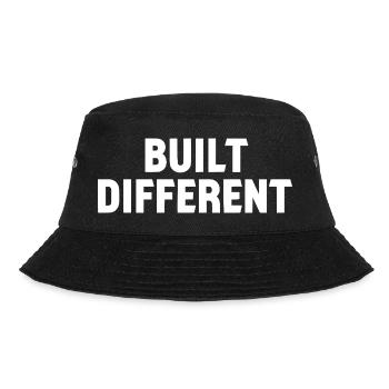 Built Different Bold Typo Logo - Bucket Hat - Schwarz - Vorne - Lela (165cm)