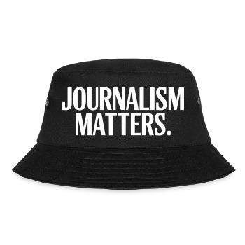 Journalismus zählt - Bucket Hat - Schwarz - Vorne - Lela (165cm)