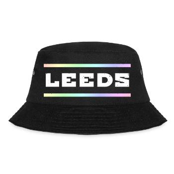 Leeds Schriftzug - Bucket Hat - Schwarz - Vorne - Lela (165cm)