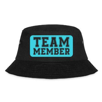 Team Member Typography Badge - Bucket Hat - Schwarz - Vorne - Lela (165cm)