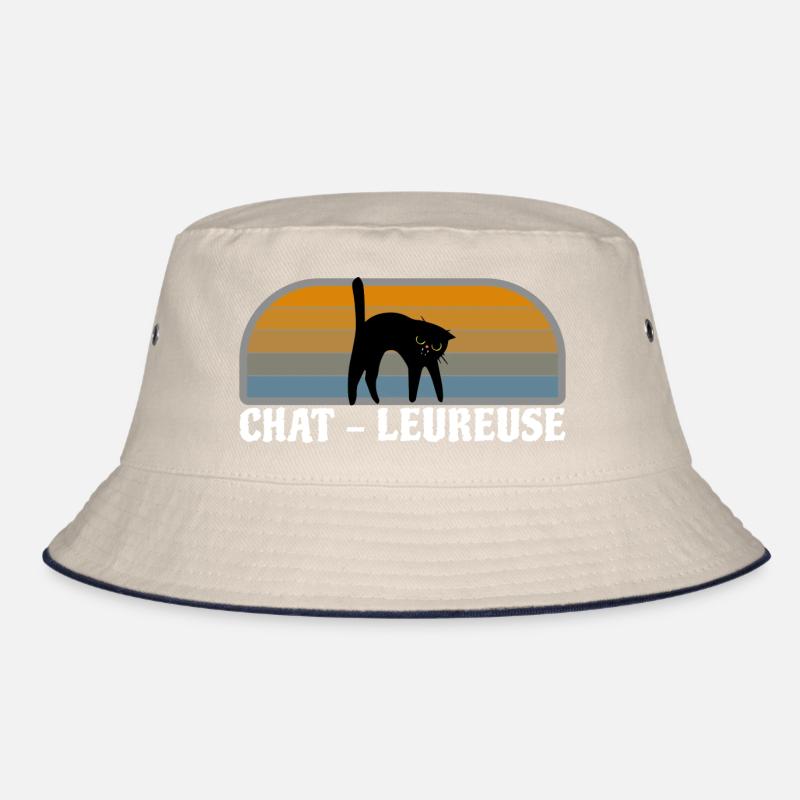 Chat noir , chat-leureuse. Bob