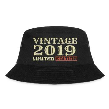 Jahrgang 2019: Einzigartiges Retro-Geschenk zum 5-jährigen Jubiläum - Bucket Hat - Schwarz - Vorne - Lela (165cm)