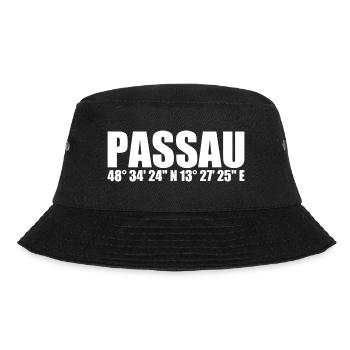Passau Koordinaten - Bucket Hat - Schwarz - Vorne - Lela (165cm)