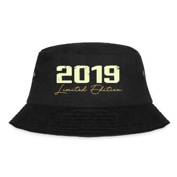 2019 Limitierte Auflage - 2019 Geburtstagsgeschenk - Bucket Hat - Schwarz - Vorne - Lela (165cm)