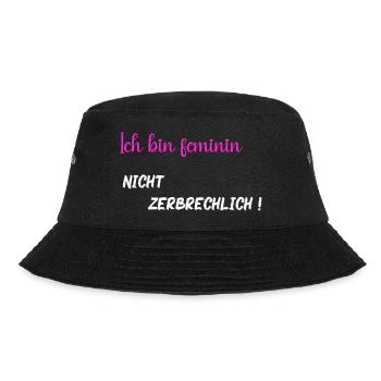 Ich bin feminin nicht zerbrechlich - PNK WT - Bucket Hat - Schwarz - Vorne - Lela (165cm)
