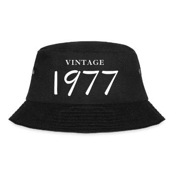 Jahrgang 1977 - Geschenkidee zum Jubiläum - Bucket Hat - Schwarz - Vorne - Lela (165cm)