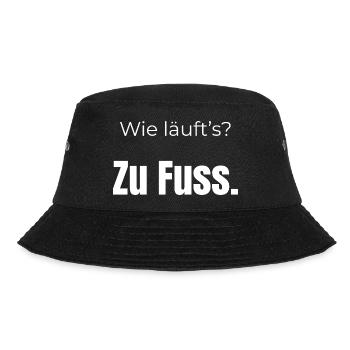 Wie läuft’s? Zu Fuß – Fun Spruch, weisse Schrift - Bucket Hat - Schwarz - Vorne - Lela (165cm)