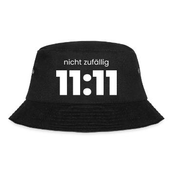 11:11 Nicht zufällig – Cosmic Timing Shirt - Bucket Hat - Schwarz - Vorne - Lela (165cm)