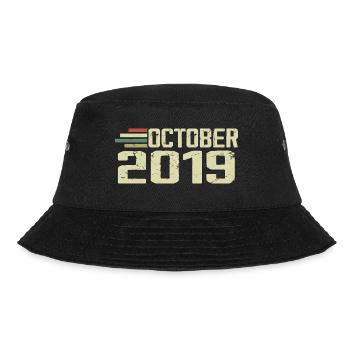 October 2019 - Geburtstag im Oktober 2019 - Bucket Hat - Schwarz - Vorne - Lela (165cm)