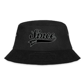 Geburt - Since 2012 - Bucket Hat - Schwarz - Vorne - Lela (165cm)