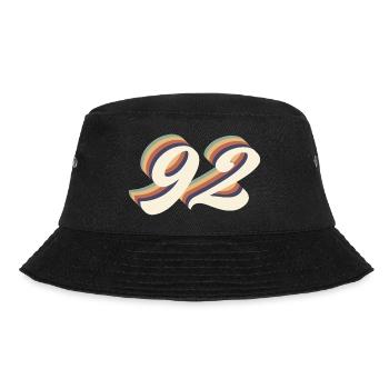 Jahrgang zum 92-jährigen Jubiläum - Bucket Hat - Schwarz - Vorne - Lela (165cm)